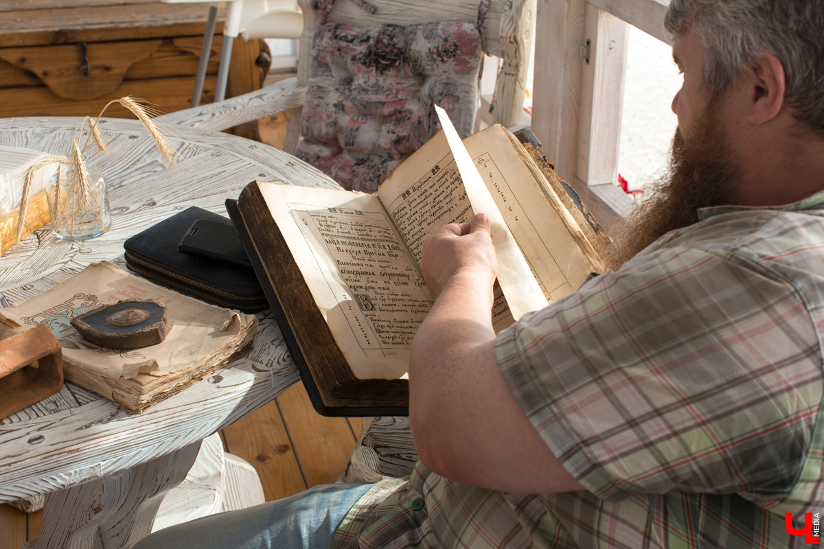 Гид Денис Лапин провел необычную экскурсию по Суздалю. Он показал журналисту Ключ-Медиа загадочные провалы, тайные подземелья и древние вещи, найденные местными жителями