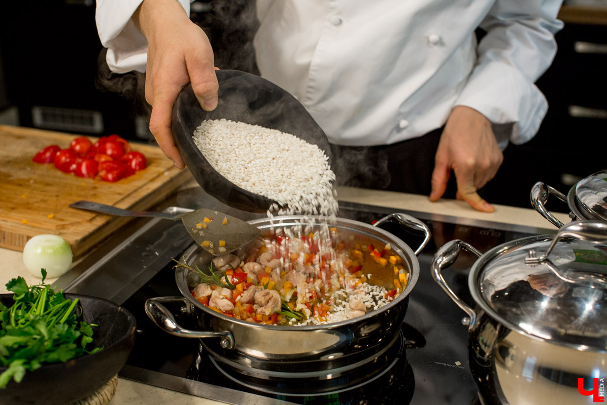 Шеф студии “Roulet” Дмитрий Орловский учит ведущую, путешественницу и гурмана Карину Васильеву готовить настоящую испанскую паэлью с русским колоритом