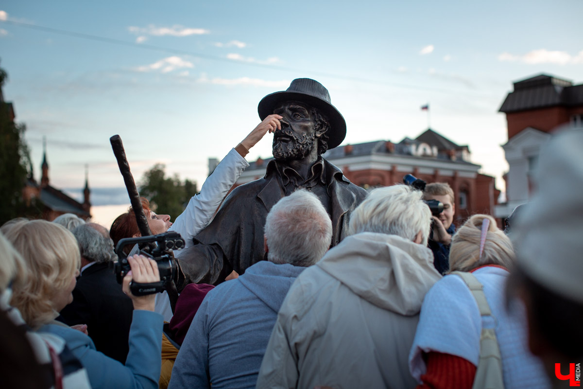 18 сентября во Владимире, около драмтеатра, открыли новый памятник. Он посвящен провинциальным актерам Счастливцеву и Несчастливцеву