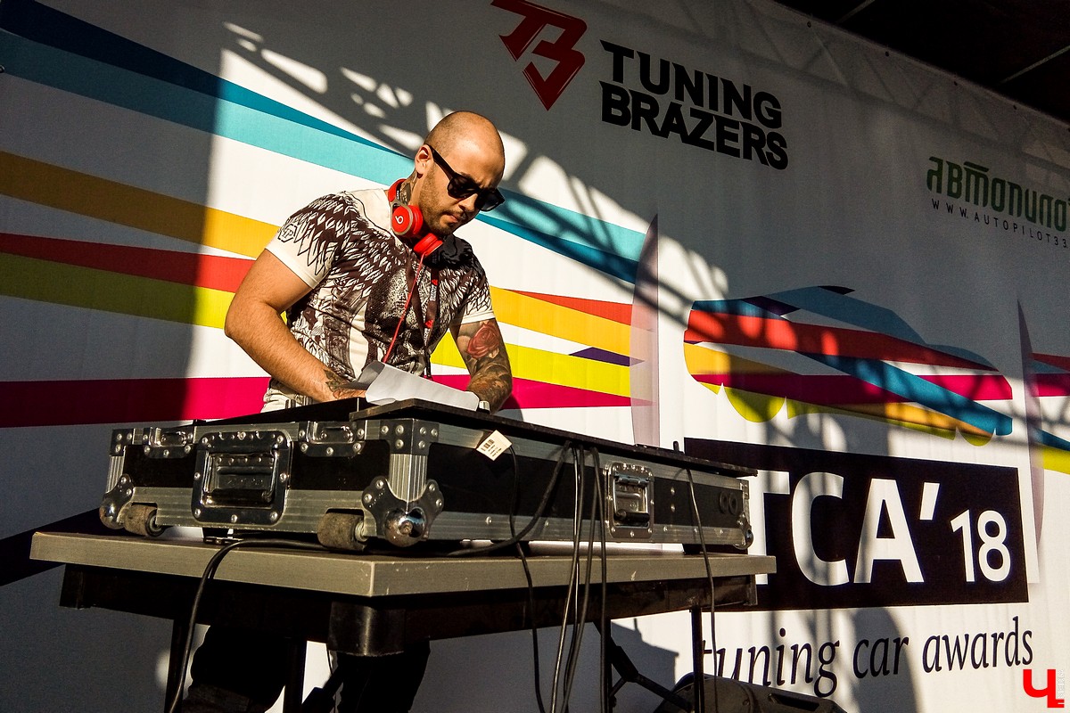 15 и 16 сентября в Суздале прошел фестиваль автомобильного тюнинга Tuning Car Awards. На него съехалось больше 100 машин со всей России