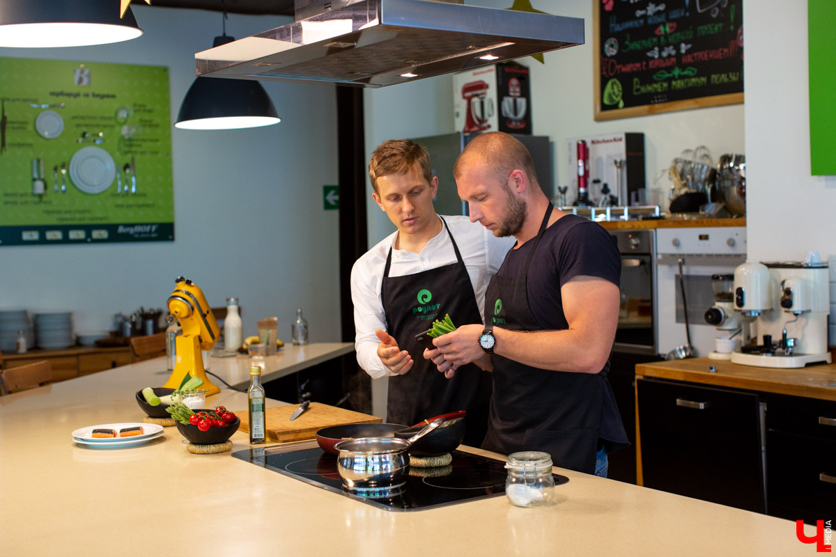 Шеф-повар Дмитрий Орловский открыл пловцу Сергею Сафонову вкус спаржи, рецепт быстрого приготовления лосося и секрет, как доставить удовольствие женщине