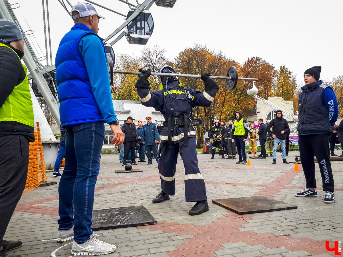 Впервые во Владимирской области провели соревнования по кроссфиту для пожарных. Вместо удобной одежды спортсмены выходили на дистанцию в своей рабочей форме