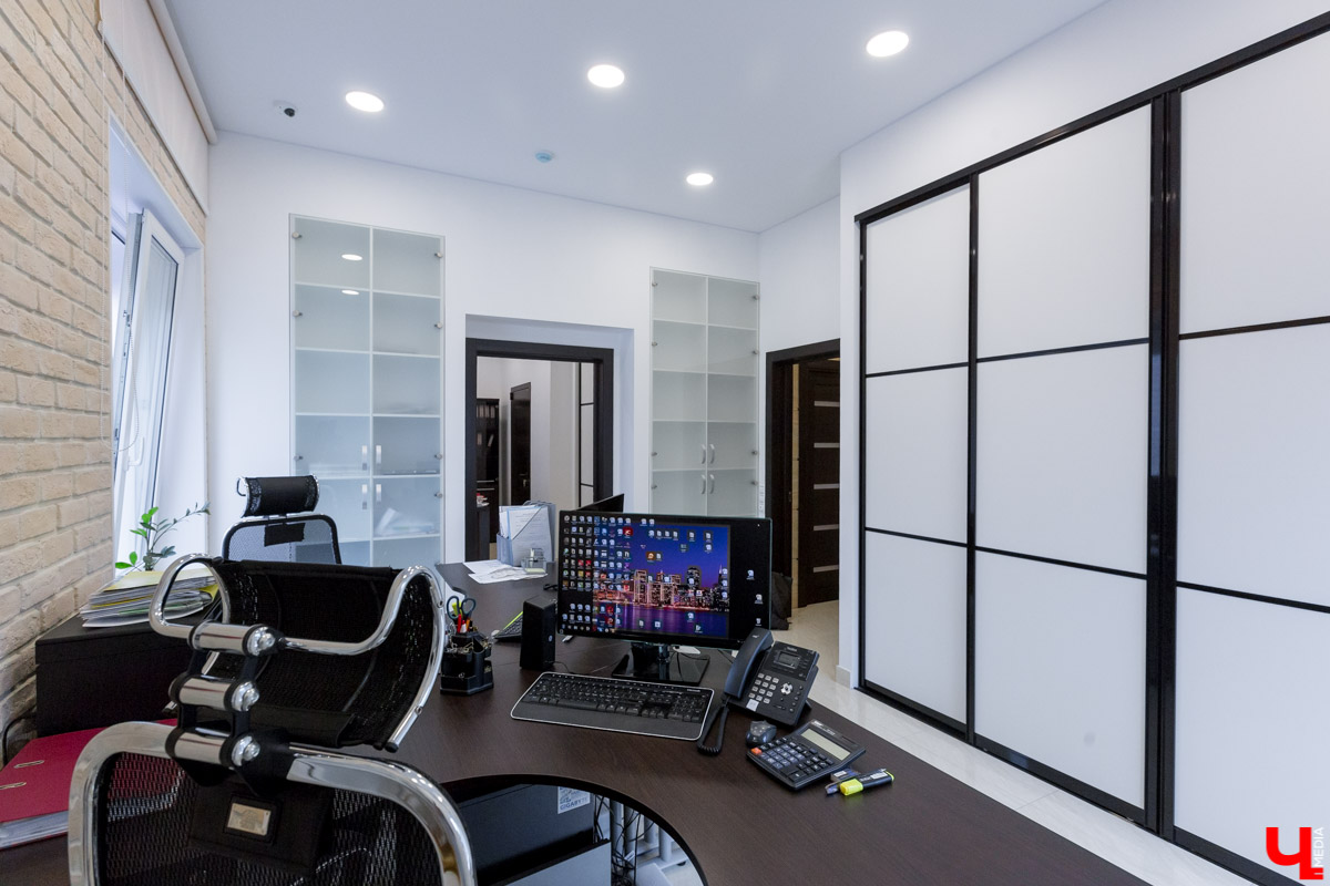 Архитектор-дизайнер Наталья Корешкова провела экскурсию по одному из самых роскошных офисов Владимира, в котором есть даже “золотой” туалет и джакузи