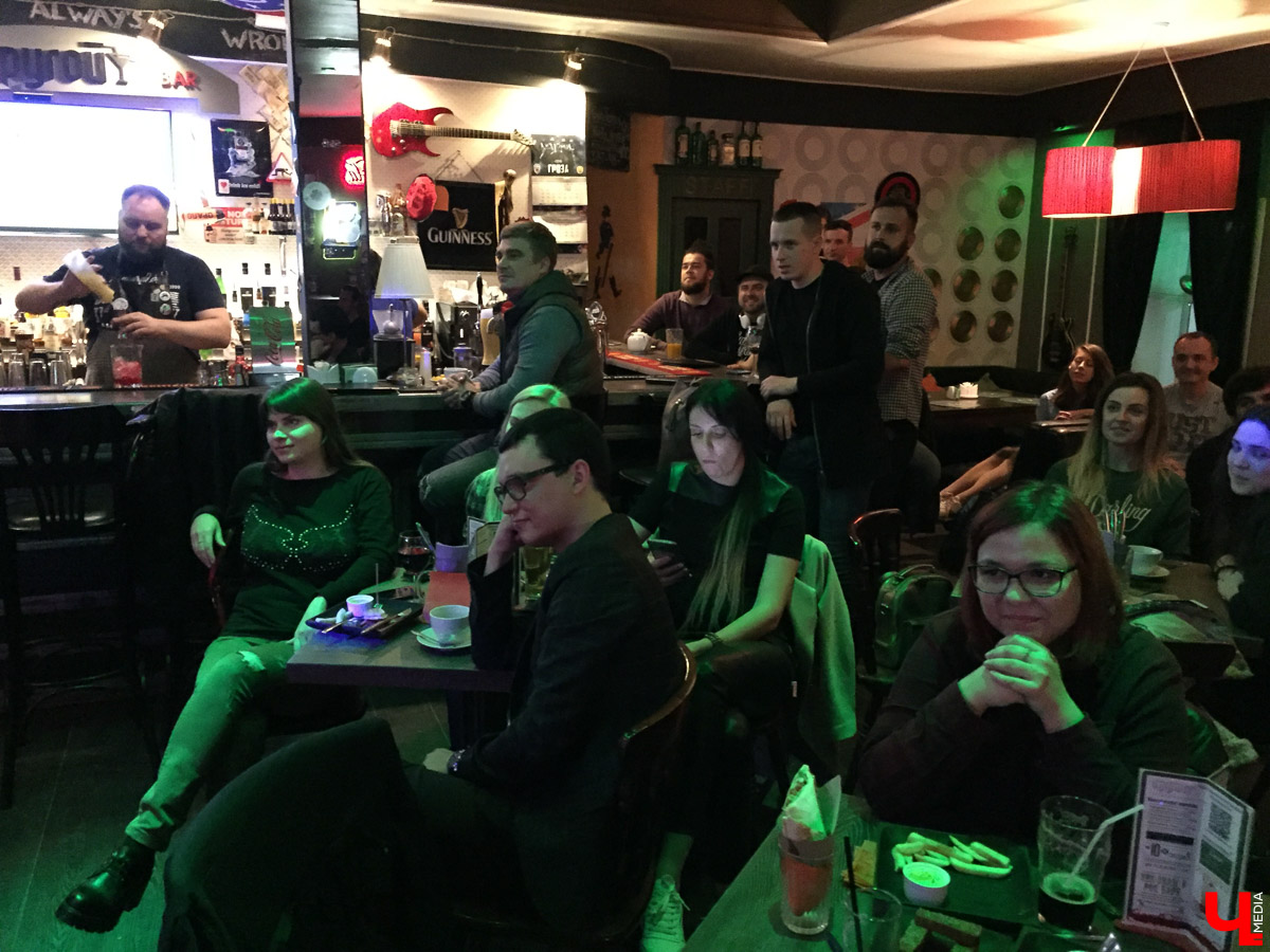 Журналист “Ключ-Медиа” посетил стендап-вечеринку во Владимире и узнал, на какие темы шутят местные комики и над чем смеются их зрители