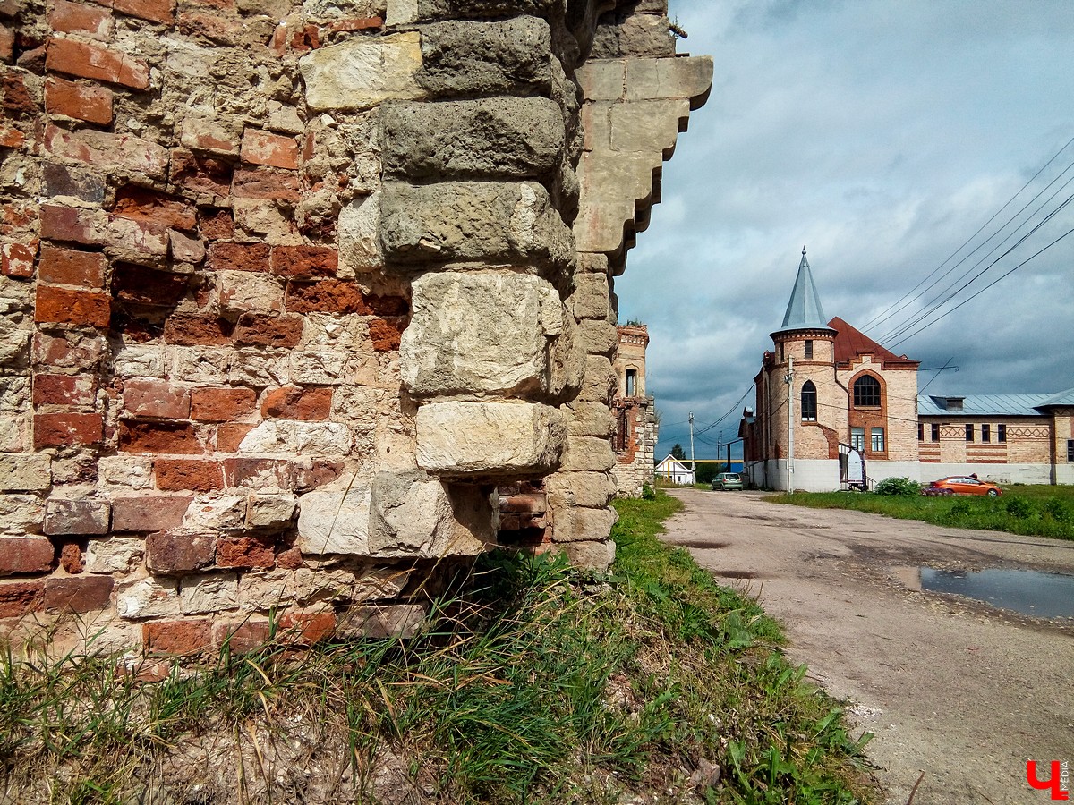 15 августа в усадьбе Храповицкого в Муромцево открылась выставка “Страсти по Петру”. Авторы - известные московские художники Виталий Ермолаев и Валерий Архипов