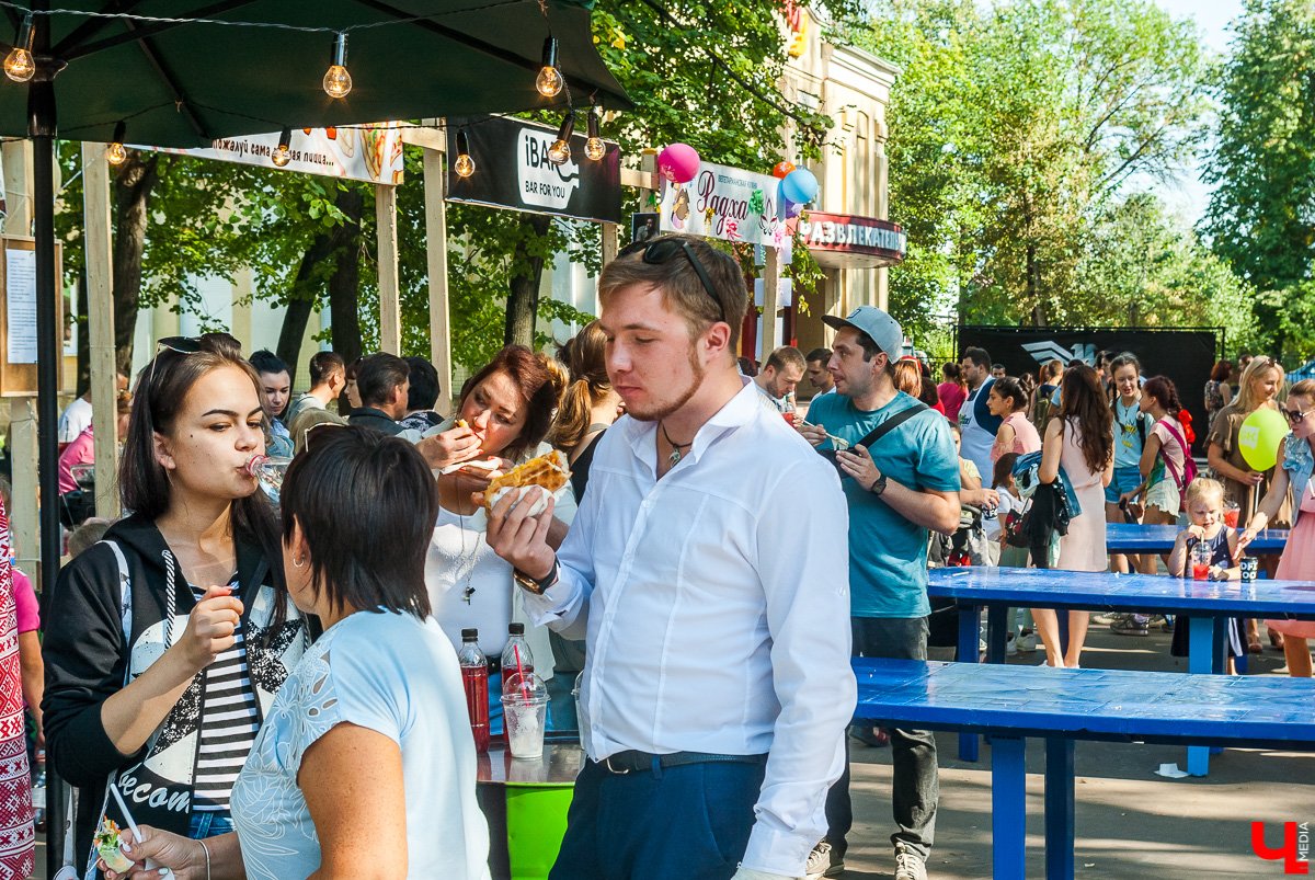 26 августа в Коврове прошёл гастрономический фестиваль «СамБыЕл». В нем приняло участие 7 ресторанов, удивлявших гостей оригинальными блюдами