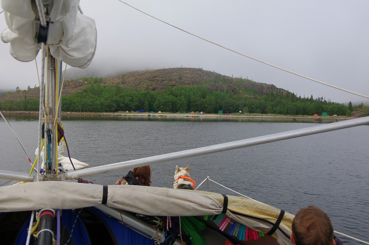 Капитан тримарана “Пола” Дмитрий Козлов, совершивший путешествие из Баренцева в Белое море, рассказал о том, страшно ли двое суток идти в шторм, стоит ли бояться медведей и какая рыба клюет в северном океане