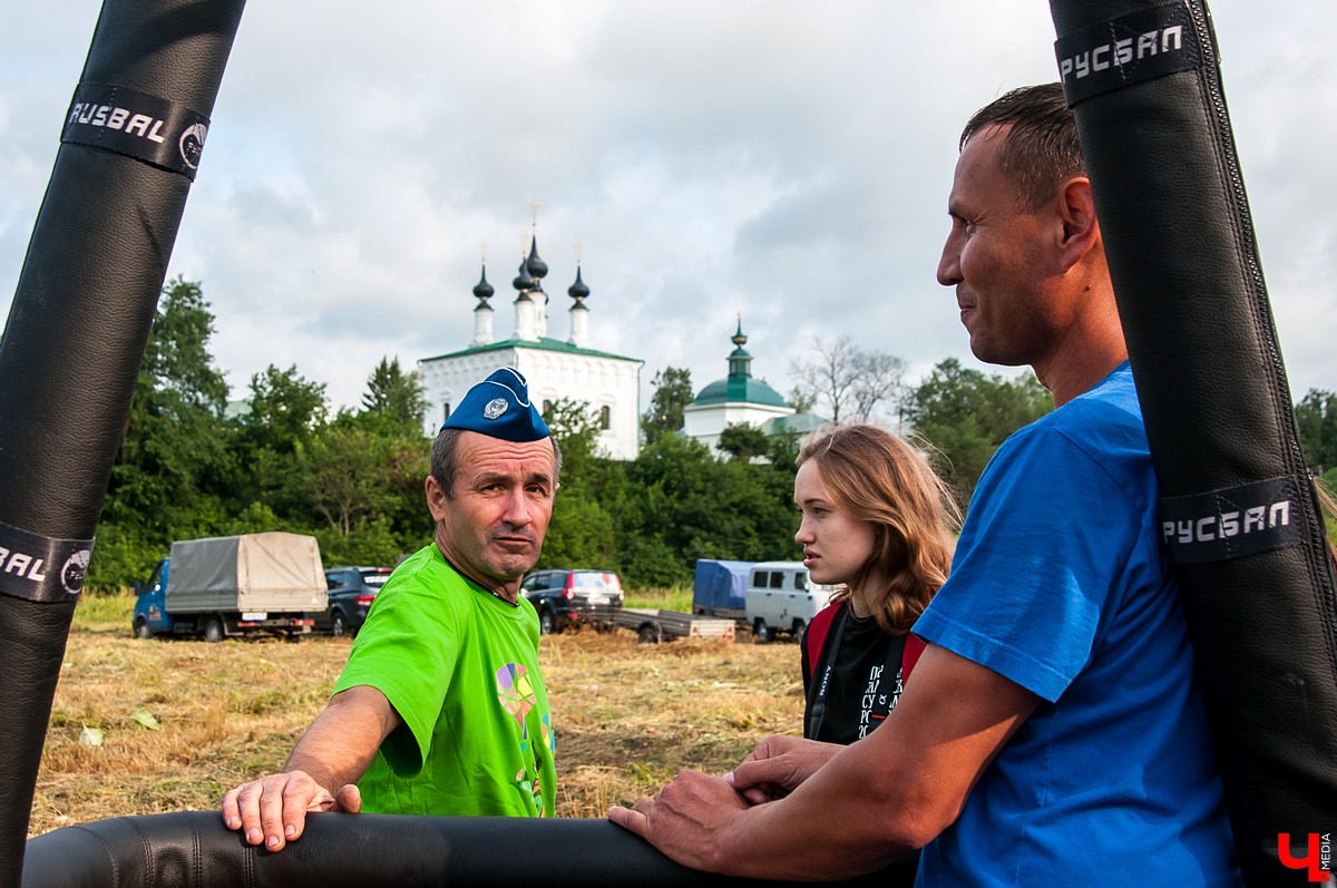 18 июля в Суздале прошло открытие фестиваля воздухоплавания “Золотое кольцо”. Из-за непогоды шары не смогли подняться в небо, но организаторы устроили фаер-шоу на земле