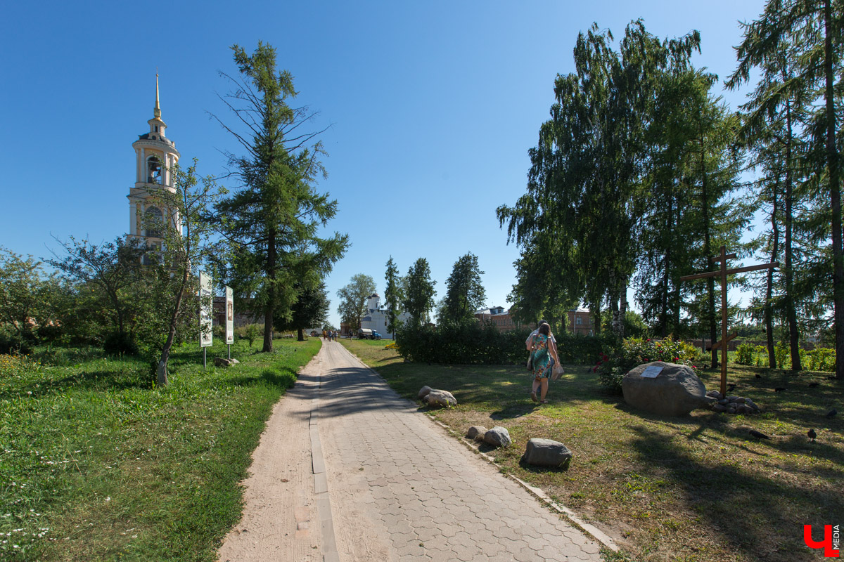 Гид Денис Лапин провел необычную экскурсию по Суздалю. Он показал журналисту Ключ-Медиа загадочные провалы, тайные подземелья и древние вещи, найденные местными жителями
