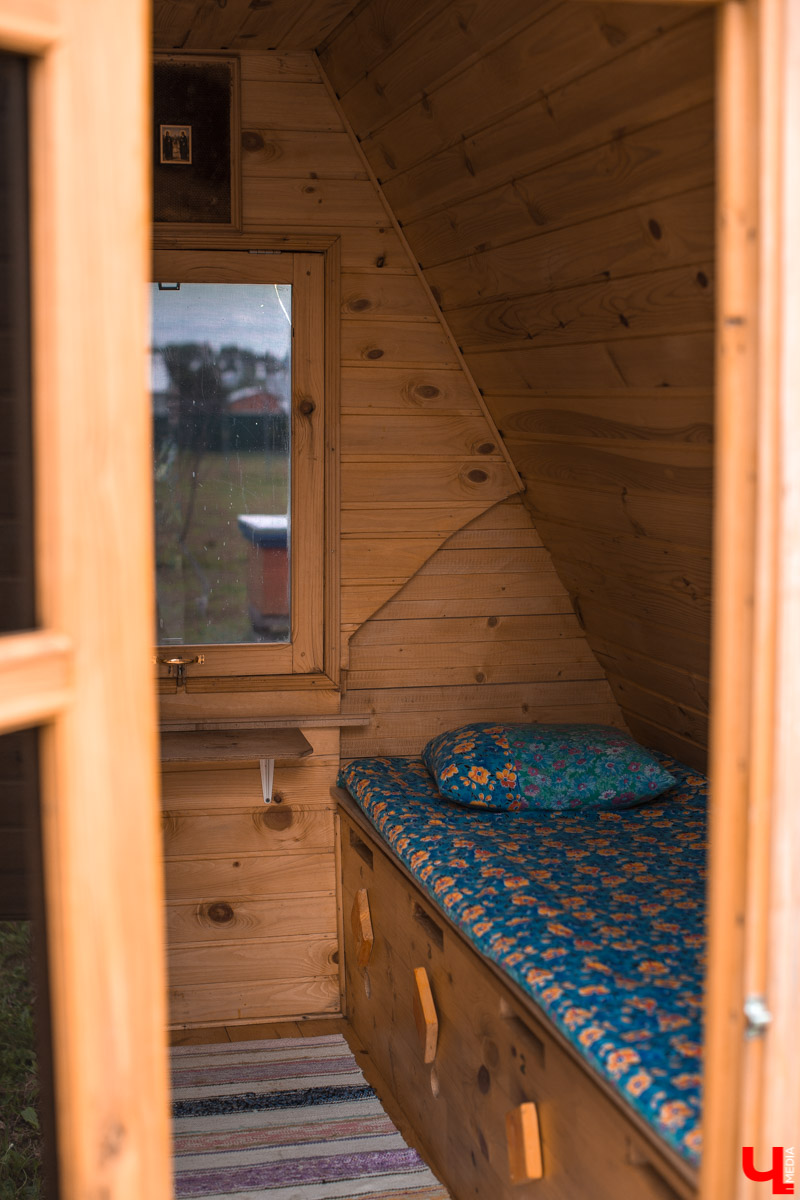 Журналист “Ключ-Медиа” на себе проверил, что такое аэроапитерапия и узнал, зачем люди ложатся спать на ульи с пчелами. Какую пользу приносит такой отдых рассказал пасечник из Владимирской области Николай Фадеев