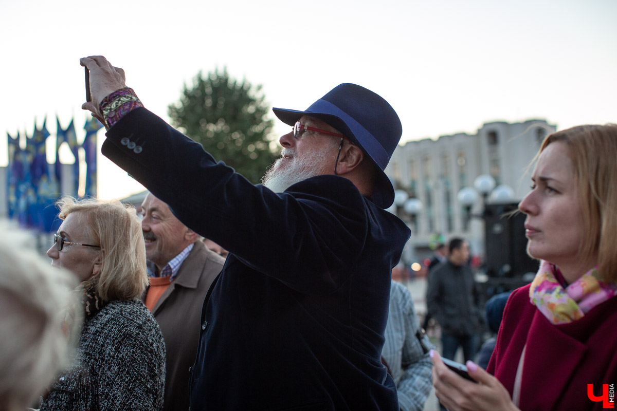 18 сентября во Владимире, около драмтеатра, открыли новый памятник. Он посвящен провинциальным актерам Счастливцеву и Несчастливцеву