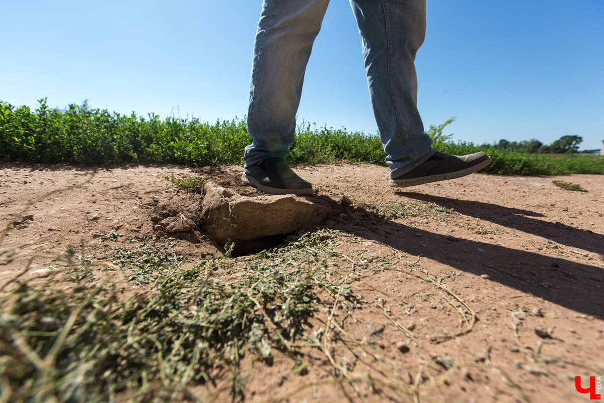 Гид Денис Лапин провел необычную экскурсию по Суздалю. Он показал журналисту Ключ-Медиа загадочные провалы, тайные подземелья и древние вещи, найденные местными жителями