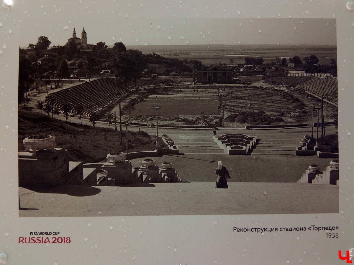 В июле в центре Владимира открылась необычная фотовыставка. Она посвящена истории владимирского футбола, начиная с 1911 года