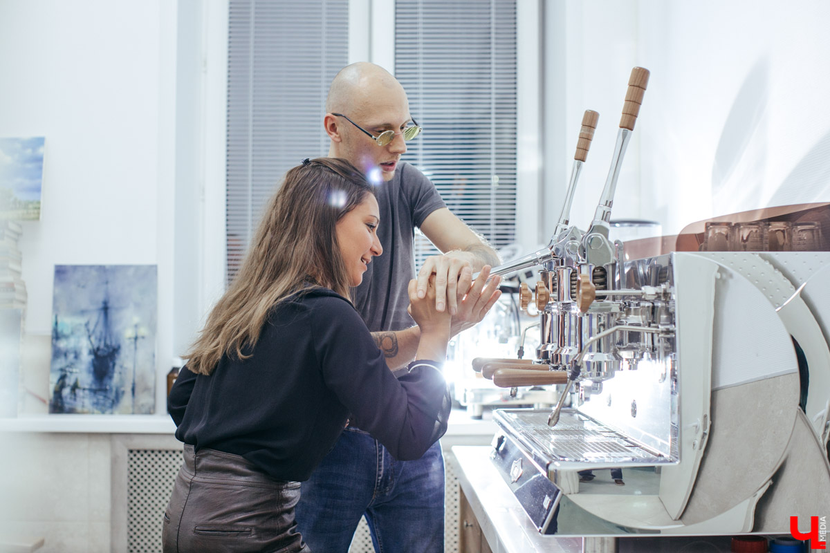 Известный владимирский бариста Дмитрий Баринов с коллегой открывают новое заведение. Новый формат предполагает дегустацию продуктов с использованием сенсорных карт. Все подробности пока держатся в тайне