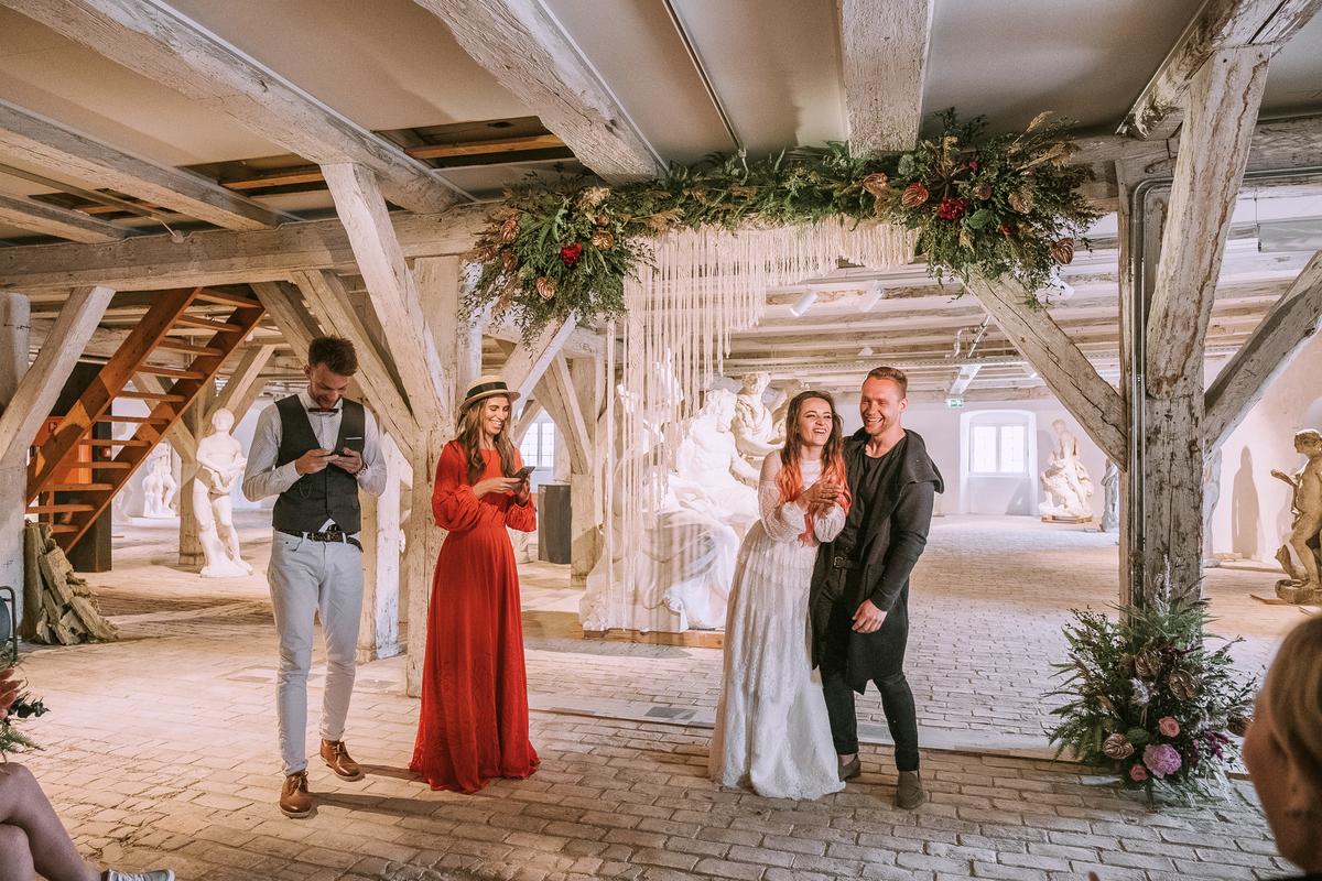 Ведущая Алена Маркелова проводит свадьбы за границей. О секретах своего успеха в свадебном бизнесе она рассказала журналисту “Ключ-Медиа”