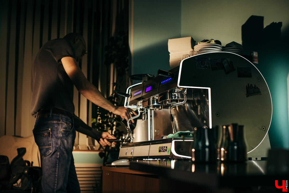 Известный владимирский бариста Дмитрий Баринов с коллегой открывают новое заведение. Новый формат предполагает дегустацию продуктов с использованием сенсорных карт. Все подробности пока держатся в тайне