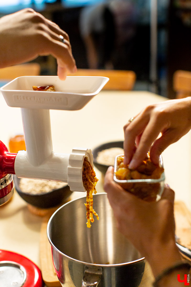 Наталья Лапшина и Анна Шигаева из группы VK “Современные мамы” готовят гранолу с шефом кулинарной студии Roulet Дмитрием Орловским