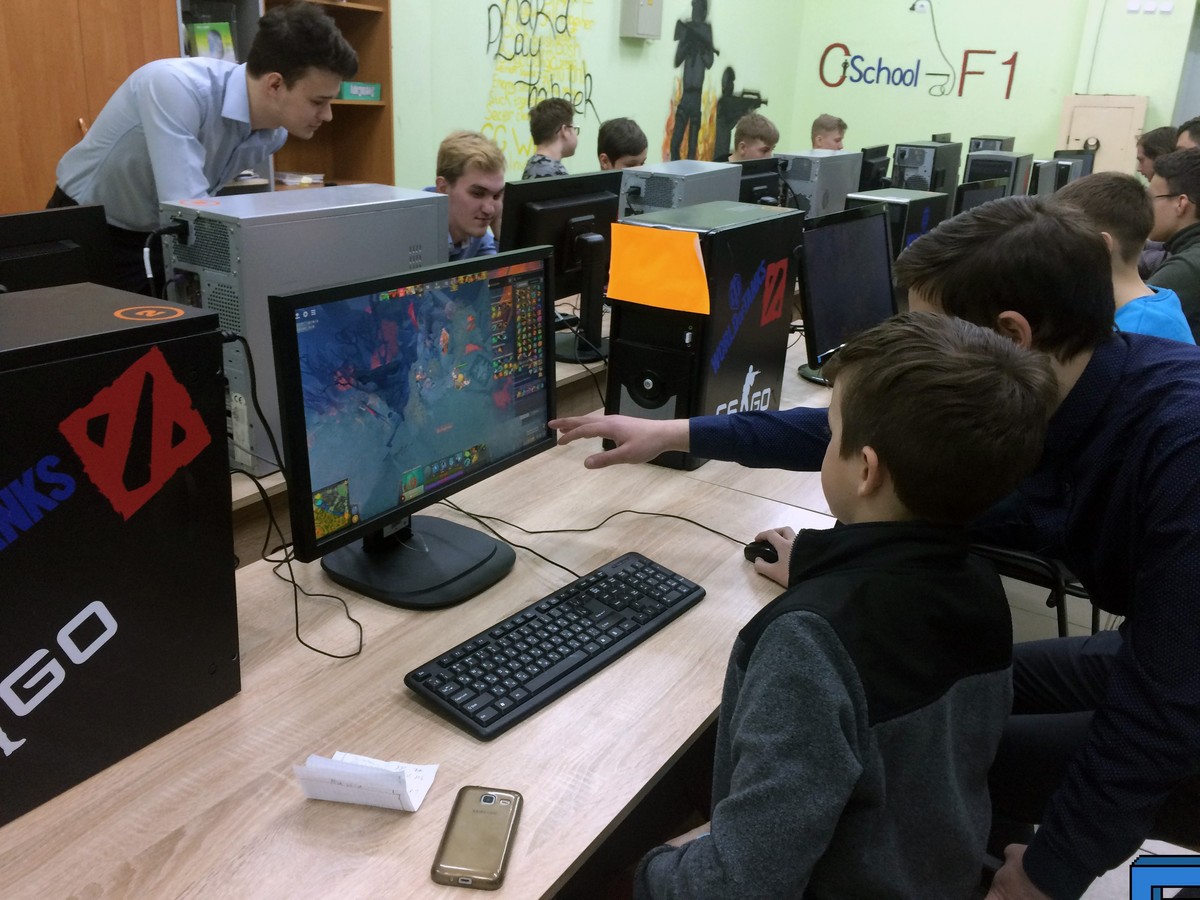 Во Владимире открылась первая в регионе школа киберспорта. Чем в ней занимаются? И только ли играм учатся спортсмены? Интервью с президентом регионального отделения Федерации компьютерного спорта РФ Денисом Подоляко