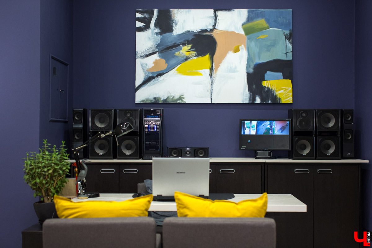 Продолжаем рубрику “Интерьер недели”. На днях мы заглянули в гости к Алексею Веденееву, адвокату, чей офис не похож на типичную юридическую контору