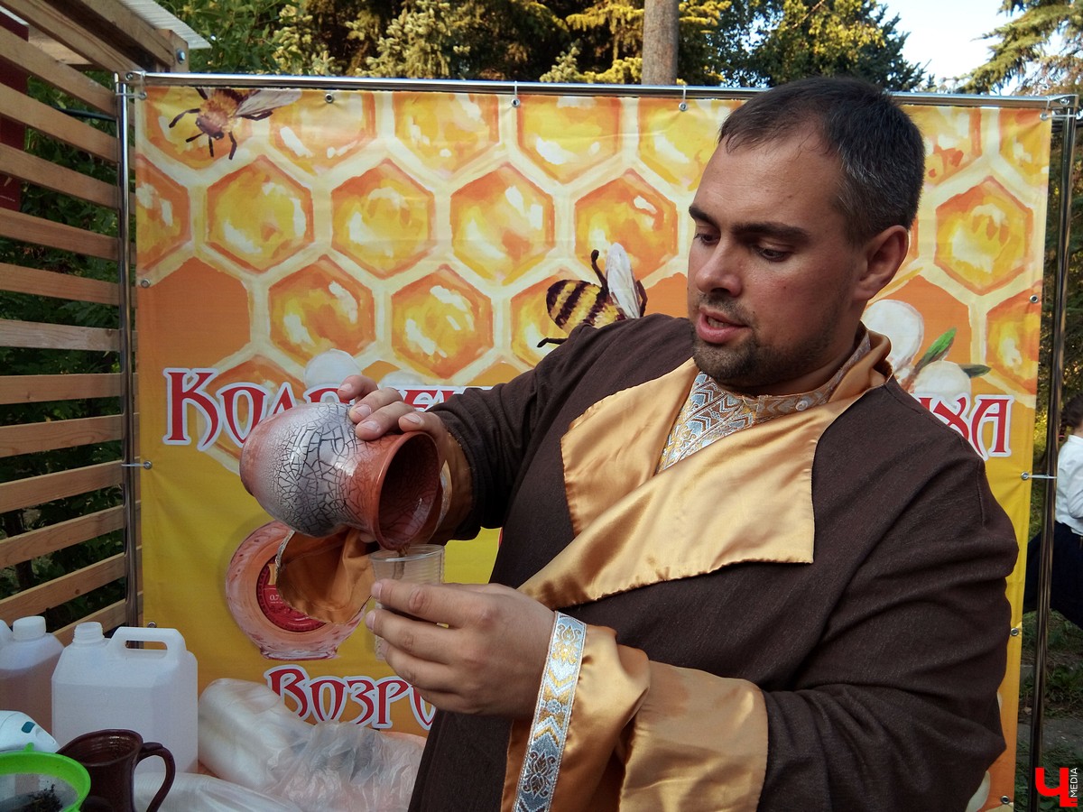 7-8 сентября в Суздале прошел третий фестиваль «Медовуха Fest». В 2018 году медовары привезли ставленый мед, сбитень, безалкогольную медовуху и травяные настои