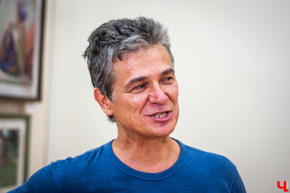 2 августа художник Вячеслав Короленков впервые представил свои работы во владимирском центре ИЗО. В экспозицию вошли пейзажи, натюрморты и чувственные портреты обнаженных красавиц