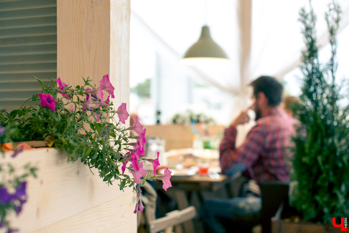 Блогеры посетили кафе Carlson Veranda и дали свою оценку кухне, персоналу и обстановке, а также насладились шикарным видом на закатное небо Владимира
