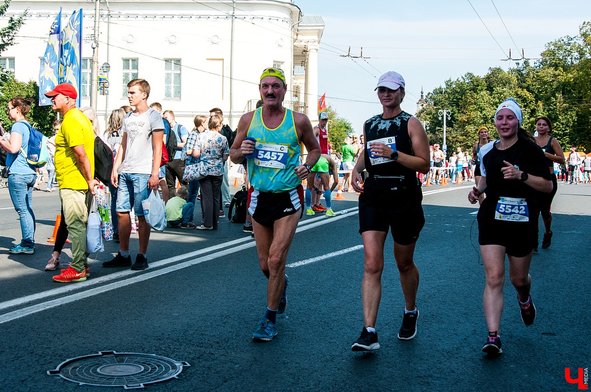 8 сентября во Владимире прошел 2-й полумарафон “Золотые ворота”. В нем приняли участие больше 5500 спортсменов из России, Германии, Мексики, Польши и Южной Африки. Победителей награждала фигуристка Ирина Слуцкая
