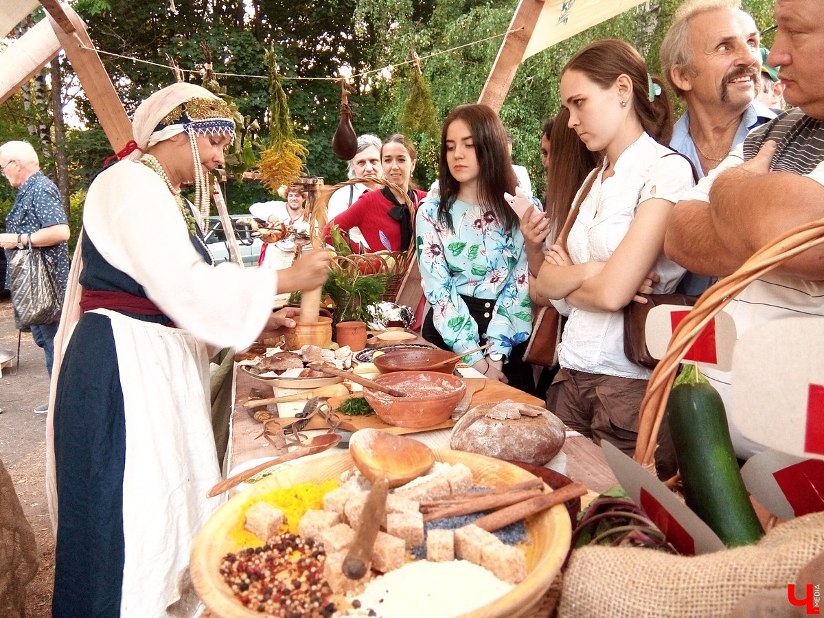 7-8 сентября в Суздале прошел третий фестиваль «Медовуха Fest». В 2018 году медовары привезли ставленый мед, сбитень, безалкогольную медовуху и травяные настои