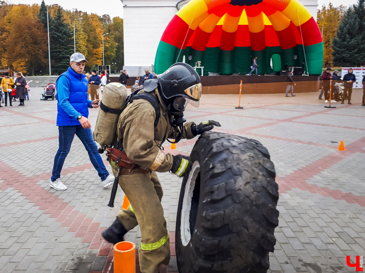 Впервые во Владимирской области провели соревнования по кроссфиту для пожарных. Вместо удобной одежды спортсмены выходили на дистанцию в своей рабочей форме