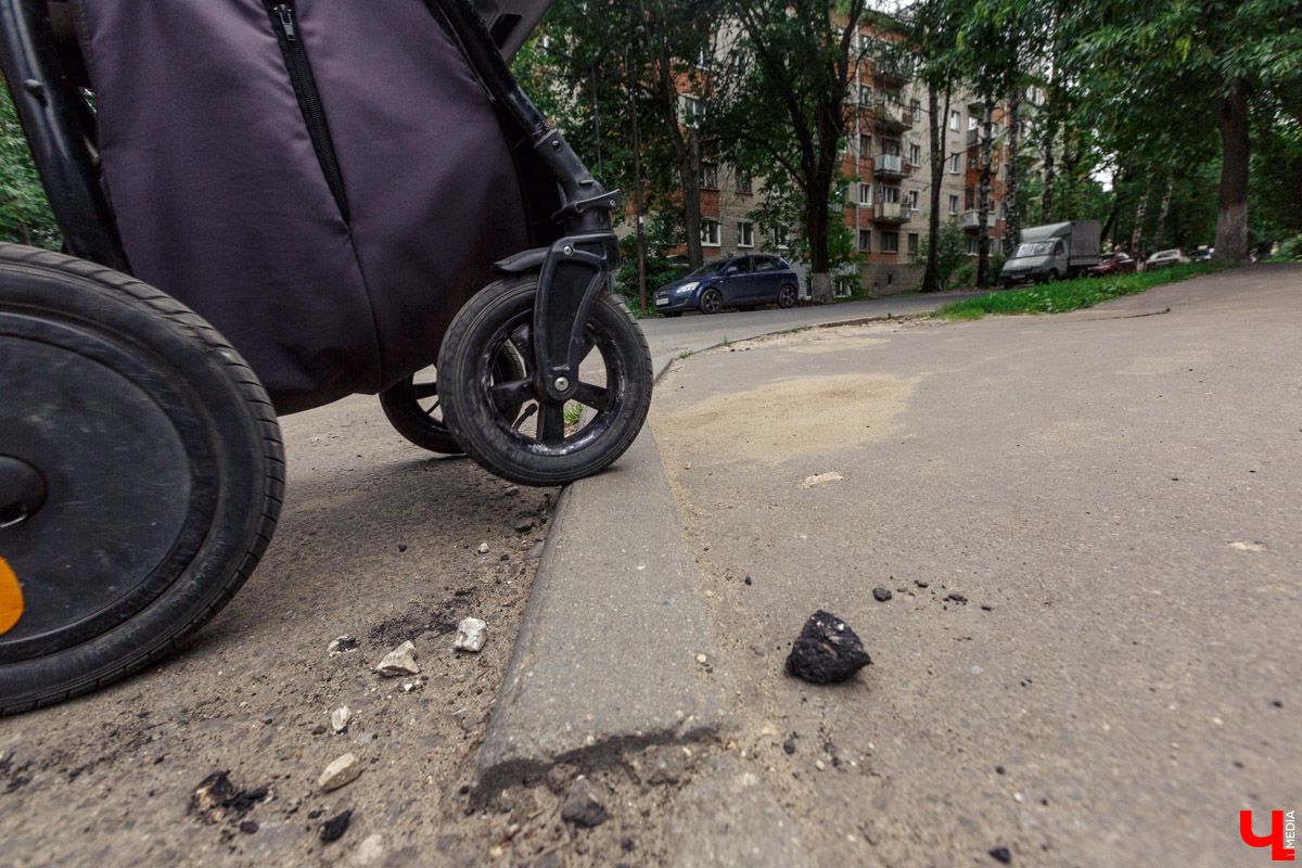 Корреспондент “Ключ-Медиа” прогулялась по улице Северной с двумя жительницами Владимира. Жена и мама малыша, а также не обремененная семейными обязательствами молодая девушка - обе высказали свою точку зрения о жизни в этом районе