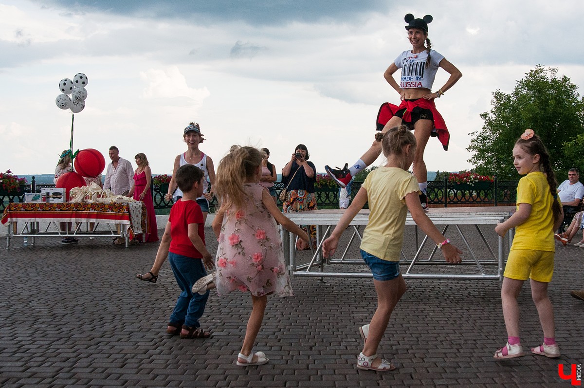 15 июля во Владимире прошел Вишневый спас. В этом году он совпал с окончанием чемпионата мира по футболу, и владимирцы решили отметить это событие по-спортивному