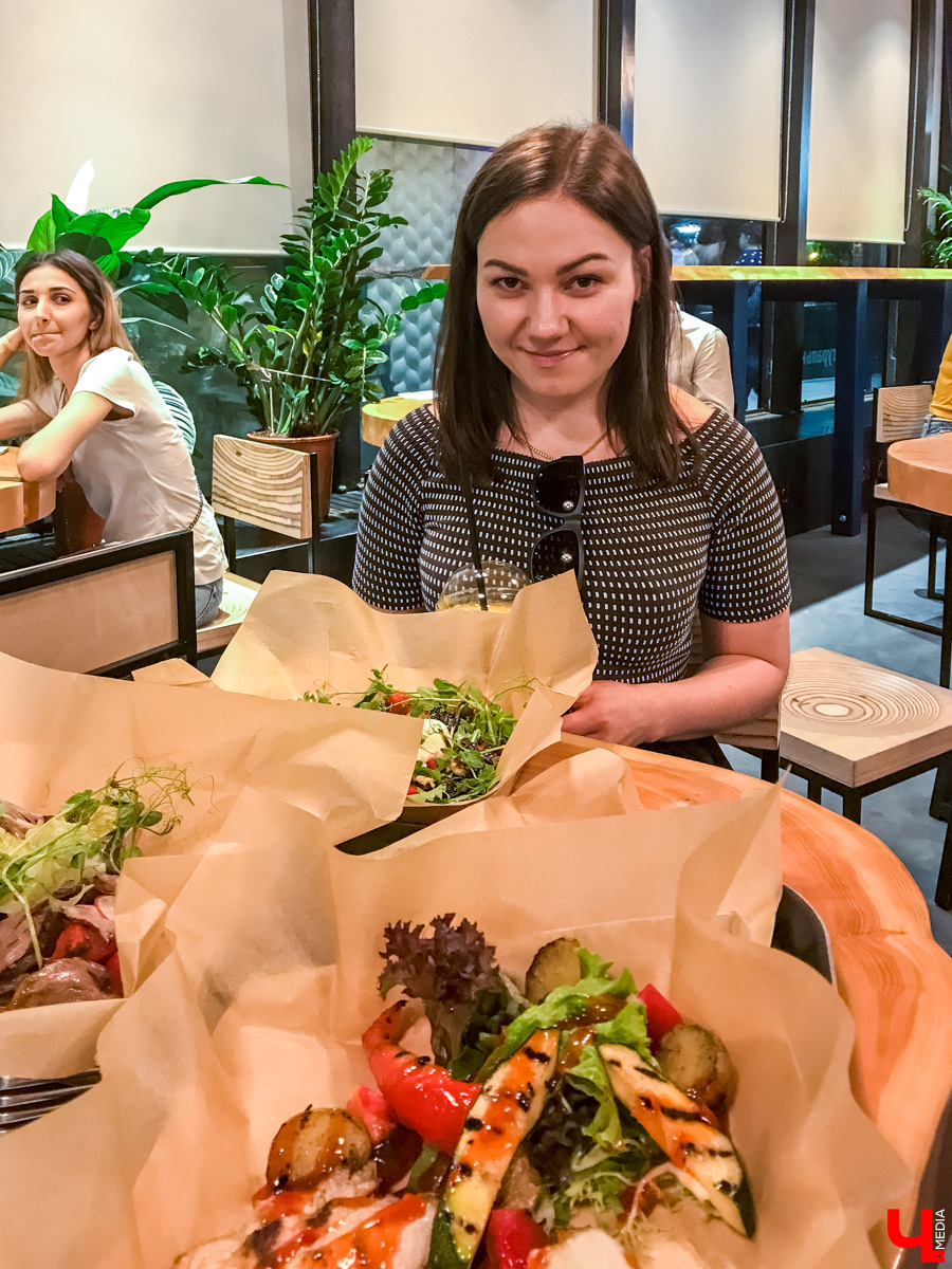Журналист Ключ-Медиа побывала в ресторане Ольги Бузовой, оценила интерьер и узнала, что там за салаты такие подают под названием “Мало половин” и “Бузцезарь”