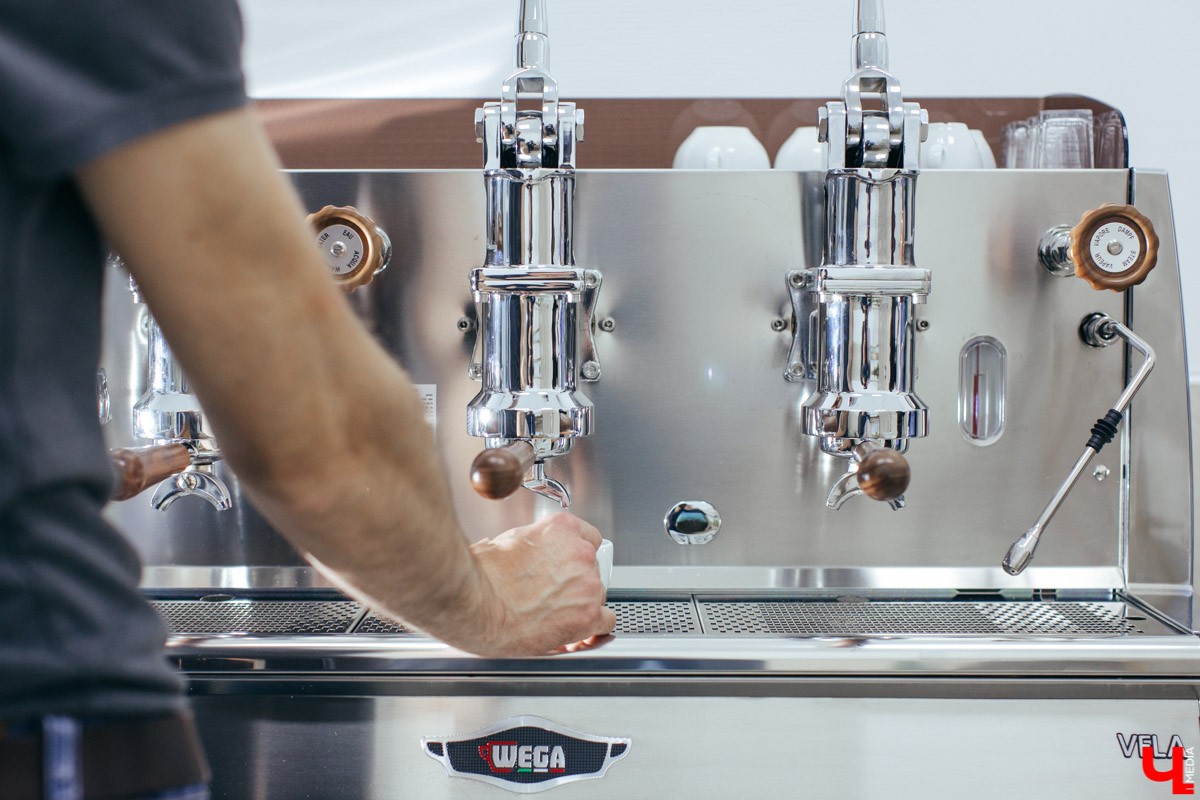 Известный владимирский бариста Дмитрий Баринов с коллегой открывают новое заведение. Новый формат предполагает дегустацию продуктов с использованием сенсорных карт. Все подробности пока держатся в тайне