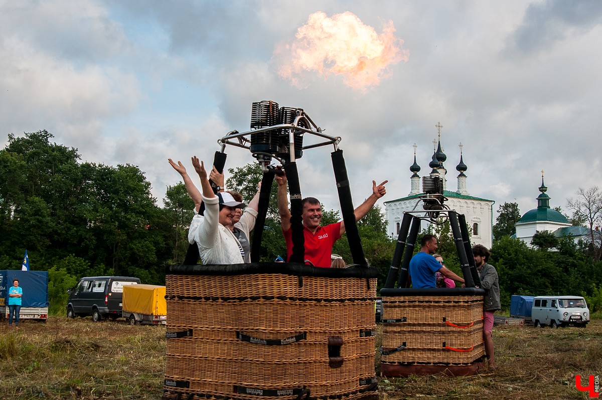 18 июля в Суздале прошло открытие фестиваля воздухоплавания “Золотое кольцо”. Из-за непогоды шары не смогли подняться в небо, но организаторы устроили фаер-шоу на земле