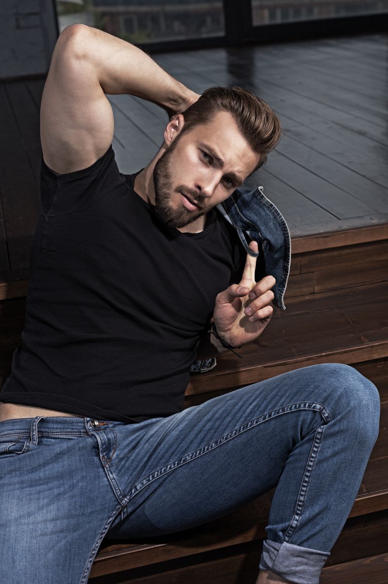 Александр Ломов, закончил ВлГУ и уехал в Москву учиться на медика. Параллельно он строит карьеру модели и актера, а еще снимается в рекламе