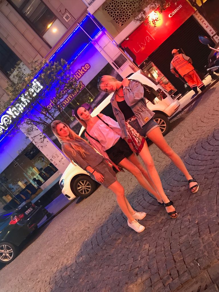 Влада Пайзулаева из Владимира оригинально отметила свой юбилей. Она с шестью подругами отправилась в Грузию, а оттуда в Турцию. Как отрывались девушки - именинница рассказала в интервью