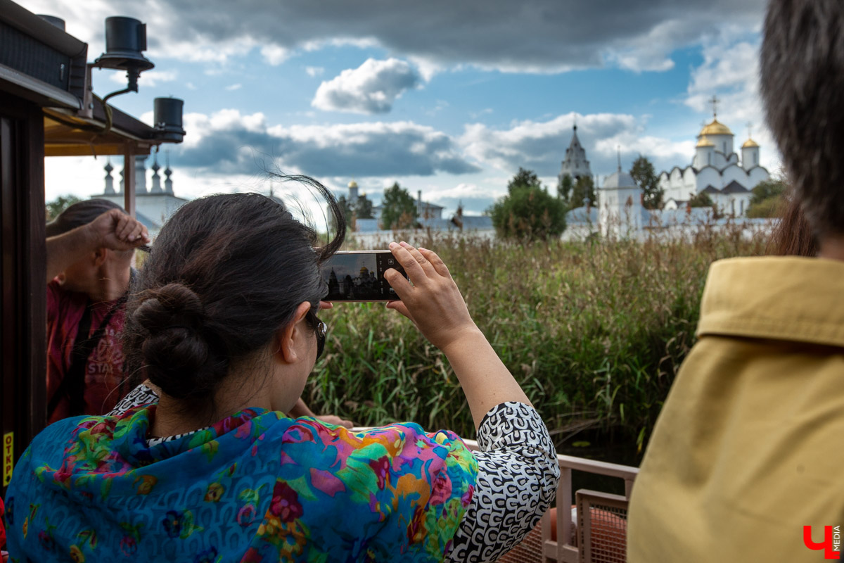 В Суздале проводят экскурсии на речном трамвайчике В Суздале устраивают необычные экскурсии - по реке Каменка плавает речной трамвайчик “Колибри”. О нем рассказал его создатель Алексей Полтев