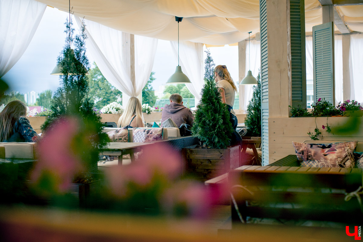 Блогеры посетили кафе Carlson Veranda и дали свою оценку кухне, персоналу и обстановке, а также насладились шикарным видом на закатное небо Владимира