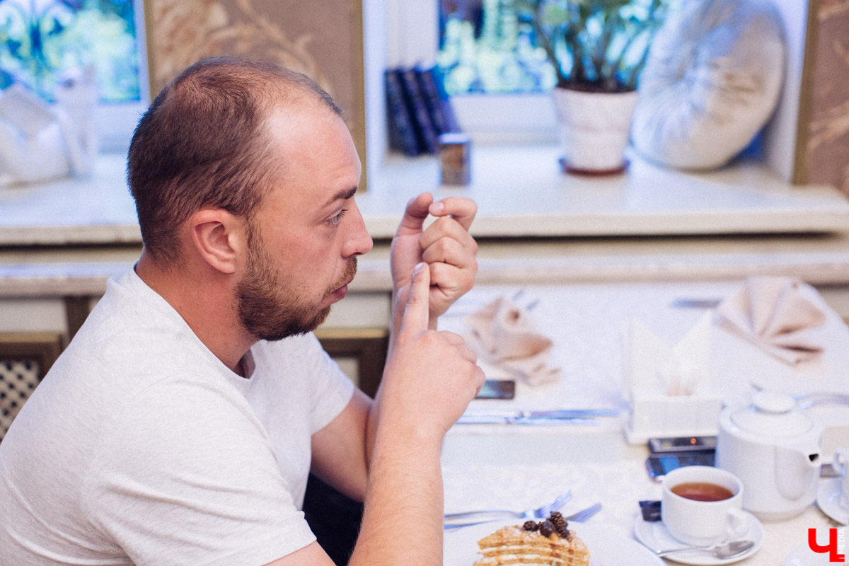 Почти два года мы жили в неведении - что там случилось с бывшим лаунж-кафе “Этаж” в Добром после визита гуру ресторанного бизнеса Константина Ивлева? И почему, получив новое название - “Сливки”, заведение с уже другой концепцией и меню так и не пошло, закрывшись в скором времени. Об этом и многом другом нам поведал экс-гендиректор кафе Аркадий Шаров, который принимал непосредственное участие в съемках программы “На ножах” во Владимире.