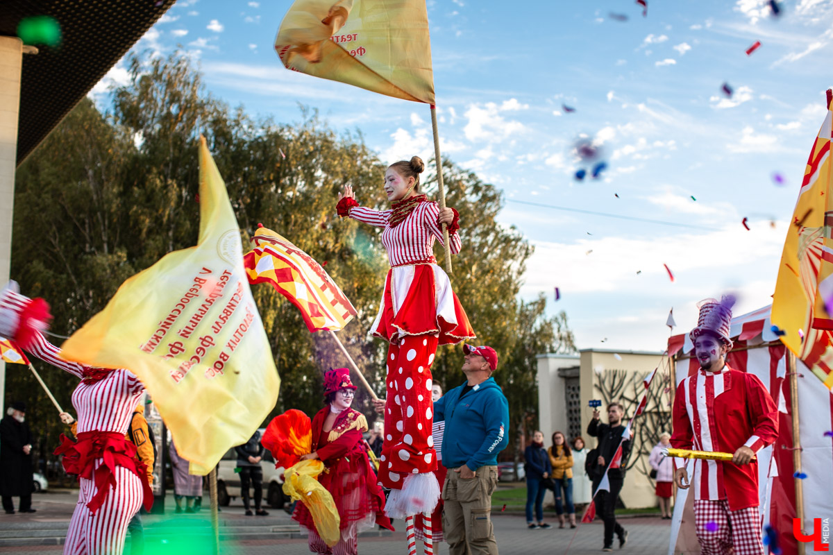 18 сентября во Владимире, около драмтеатра, открыли новый памятник. Он посвящен провинциальным актерам Счастливцеву и Несчастливцеву