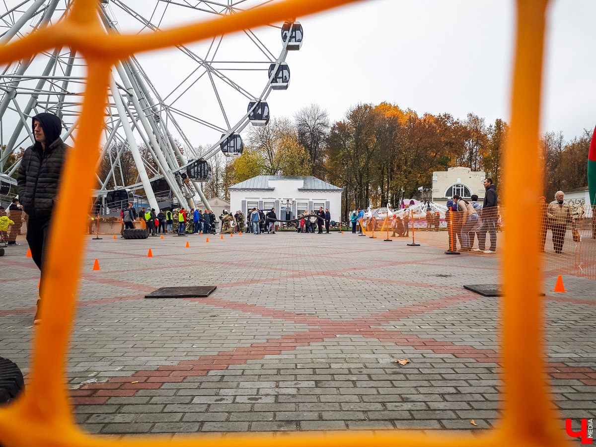 Впервые во Владимирской области провели соревнования по кроссфиту для пожарных. Вместо удобной одежды спортсмены выходили на дистанцию в своей рабочей форме