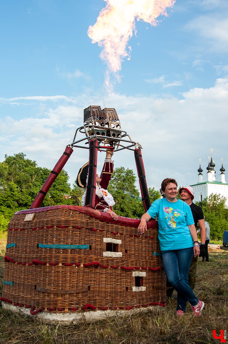 18 июля в Суздале прошло открытие фестиваля воздухоплавания “Золотое кольцо”. Из-за непогоды шары не смогли подняться в небо, но организаторы устроили фаер-шоу на земле