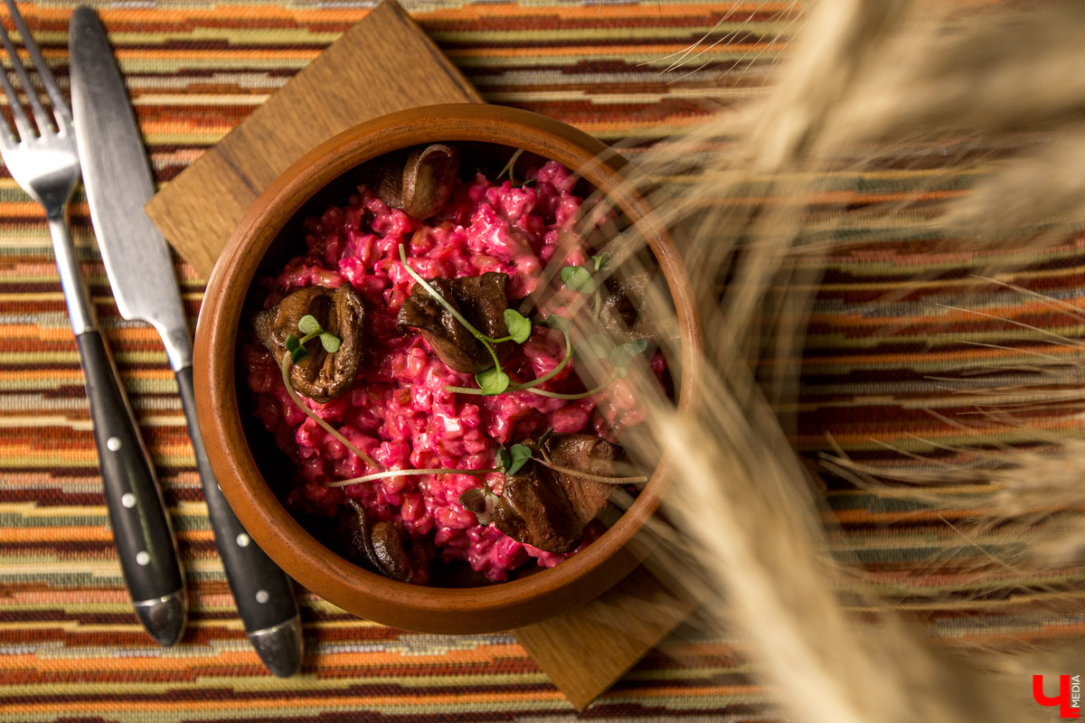 Журналист “Ключ-Медиа” отправилась на экскурсию в суздальский ресторан “Огурец” и узнала, как создавался дизайн интерьера этого заведения, какие самые необычные блюда входят в меню и где закупаются ингредиенты для них