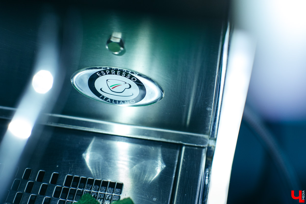 Известный владимирский бариста Дмитрий Баринов с коллегой открывают новое заведение. Новый формат предполагает дегустацию продуктов с использованием сенсорных карт. Все подробности пока держатся в тайне