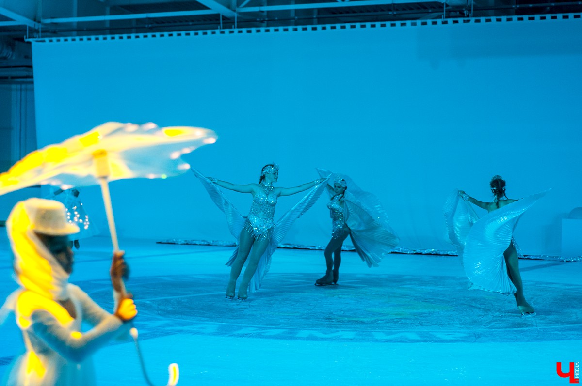 25 августа в городе открылся новый ледовый комплекс “Владимир”. На его открытие приехали известный советский хоккеист Александр Якушев и не менее известный художник Никас Сафронов