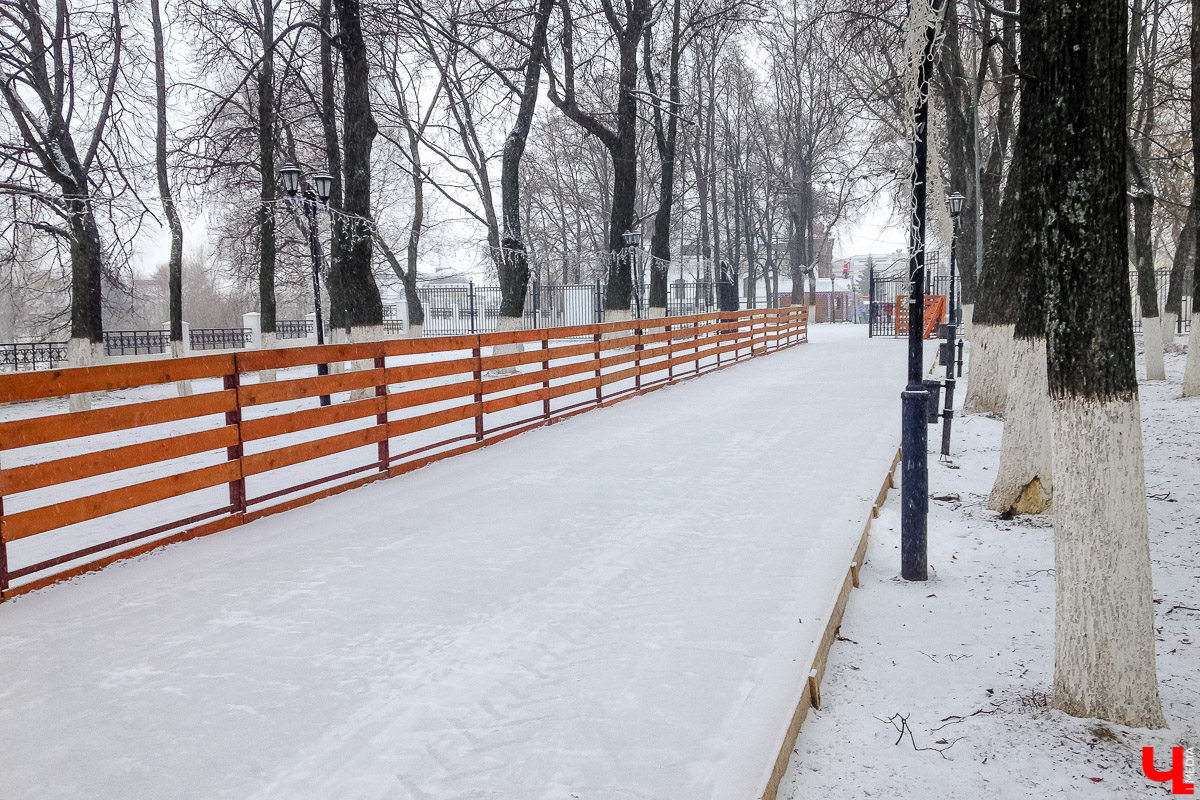 Обзор изменений в городской среде Владимира. Новогодние украшения, дополнительное освещение, каток в центре города и валидаторы в общественном транспорте