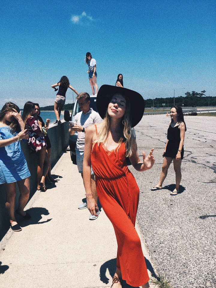 Анастасия Ковальская несколько лет подряд уезжает летом работать в Америку. Корреспондент “Ключ-Медиа” поговорила с девушкой о жизни за океаном, кредитах, работе и американской мечте