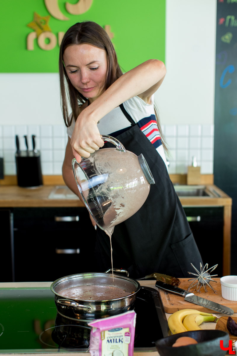 Шеф-повар Дмитрий Орловский приготовил для вегетарианки и марафонца Анны Гавриловой безглютеновый десерт