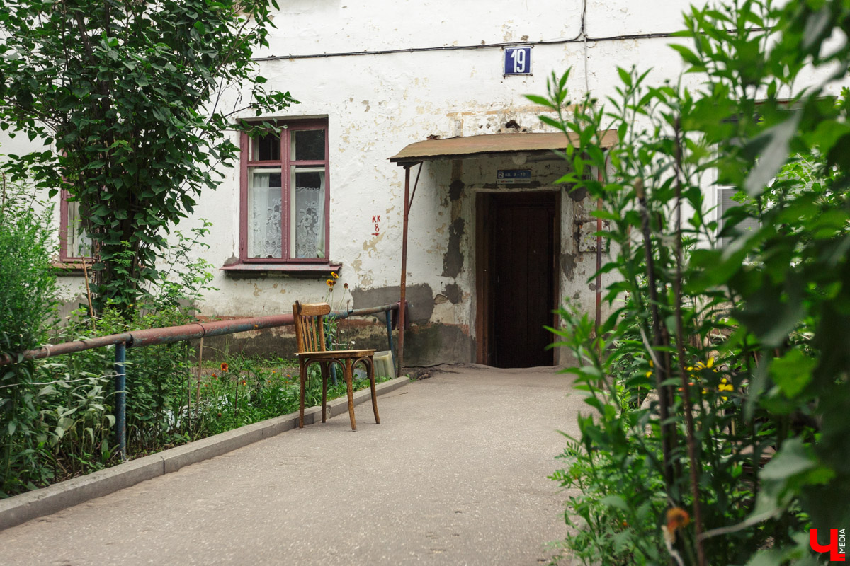 Корреспондент “Ключ-Медиа” прогулялась по улице Северной с двумя жительницами Владимира. Жена и мама малыша, а также не обремененная семейными обязательствами молодая девушка - обе высказали свою точку зрения о жизни в этом районе