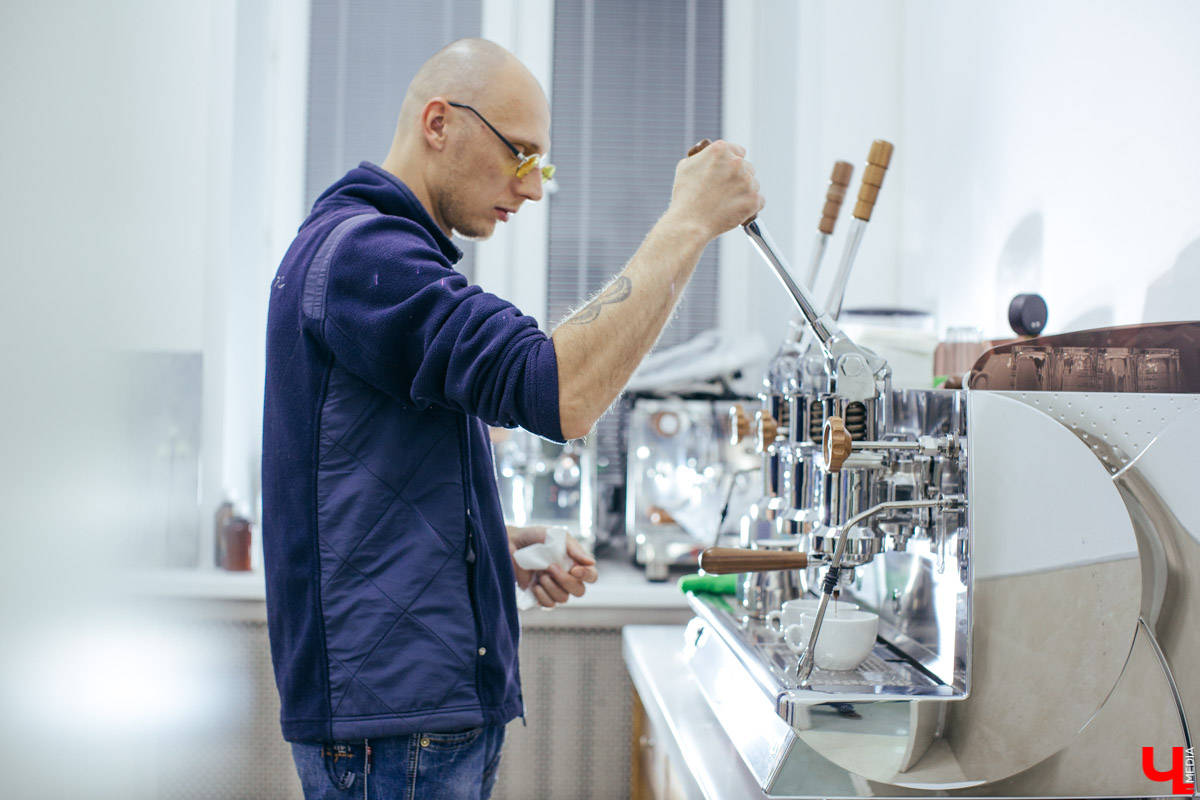 Известный владимирский бариста Дмитрий Баринов с коллегой открывают новое заведение. Новый формат предполагает дегустацию продуктов с использованием сенсорных карт. Все подробности пока держатся в тайне